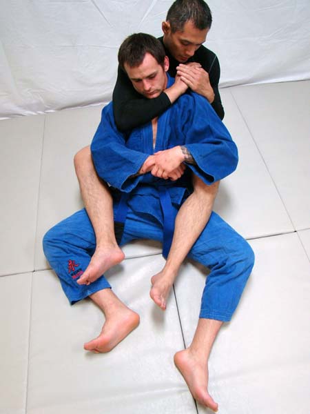 setting up the rear naked choke in BJJ