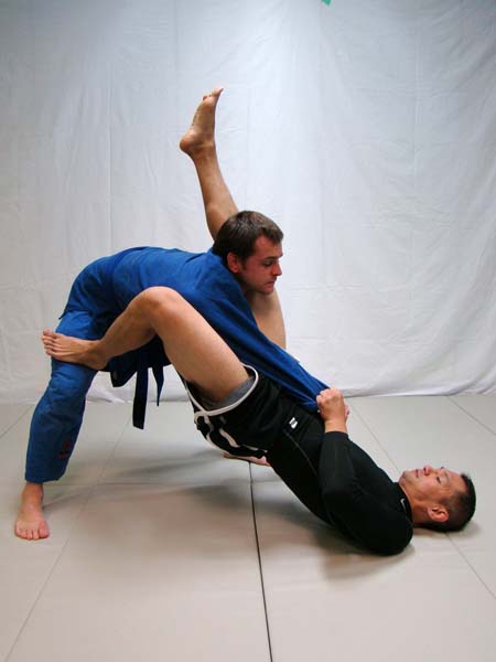 setting up the triangle choke in BJJ