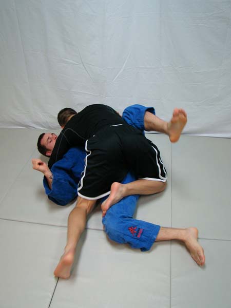 trapping the leg to pass guard in BJJ