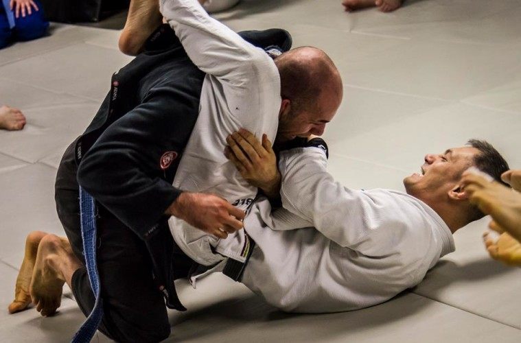 setting up the Triangle Choke in BJJ