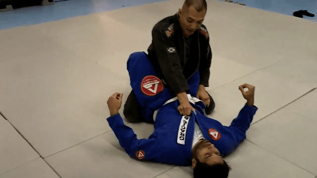 BJJ instructor shows a simple way to open the Closed Guard Infighting